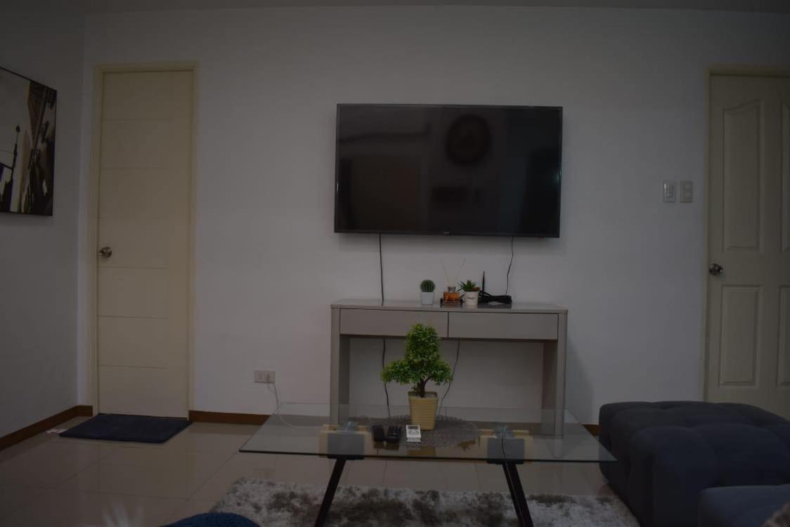 Affordable Makati Apt Manila Bagian luar foto