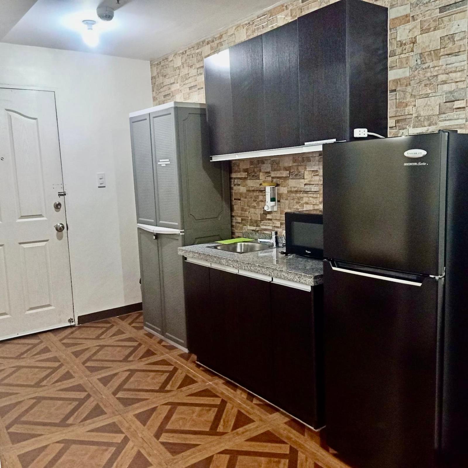 Affordable Makati Apt Manila Bagian luar foto